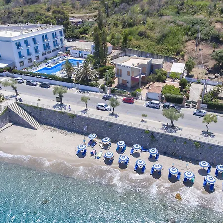 Tourist 3* Чефалу