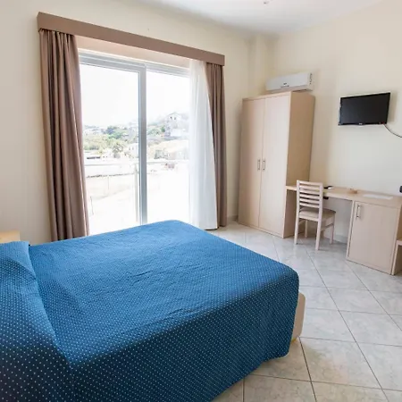 Готель Tourist Чефалу