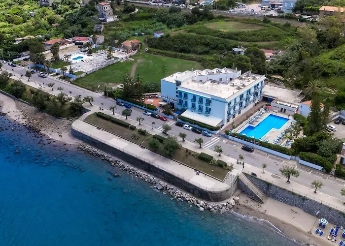 Tourist 3* Чефалу