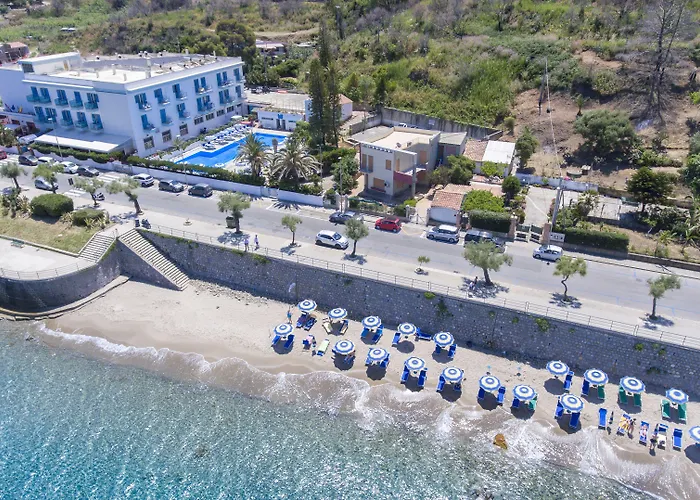 Tourist 3* Чефалу